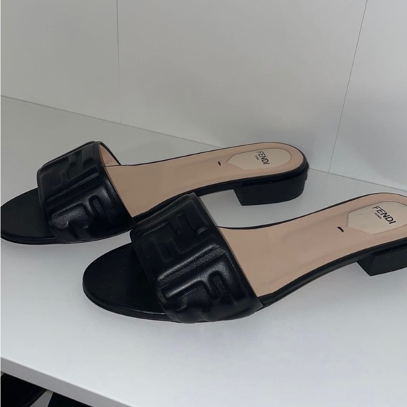 Fendi sandals. - Picture 2 of 4